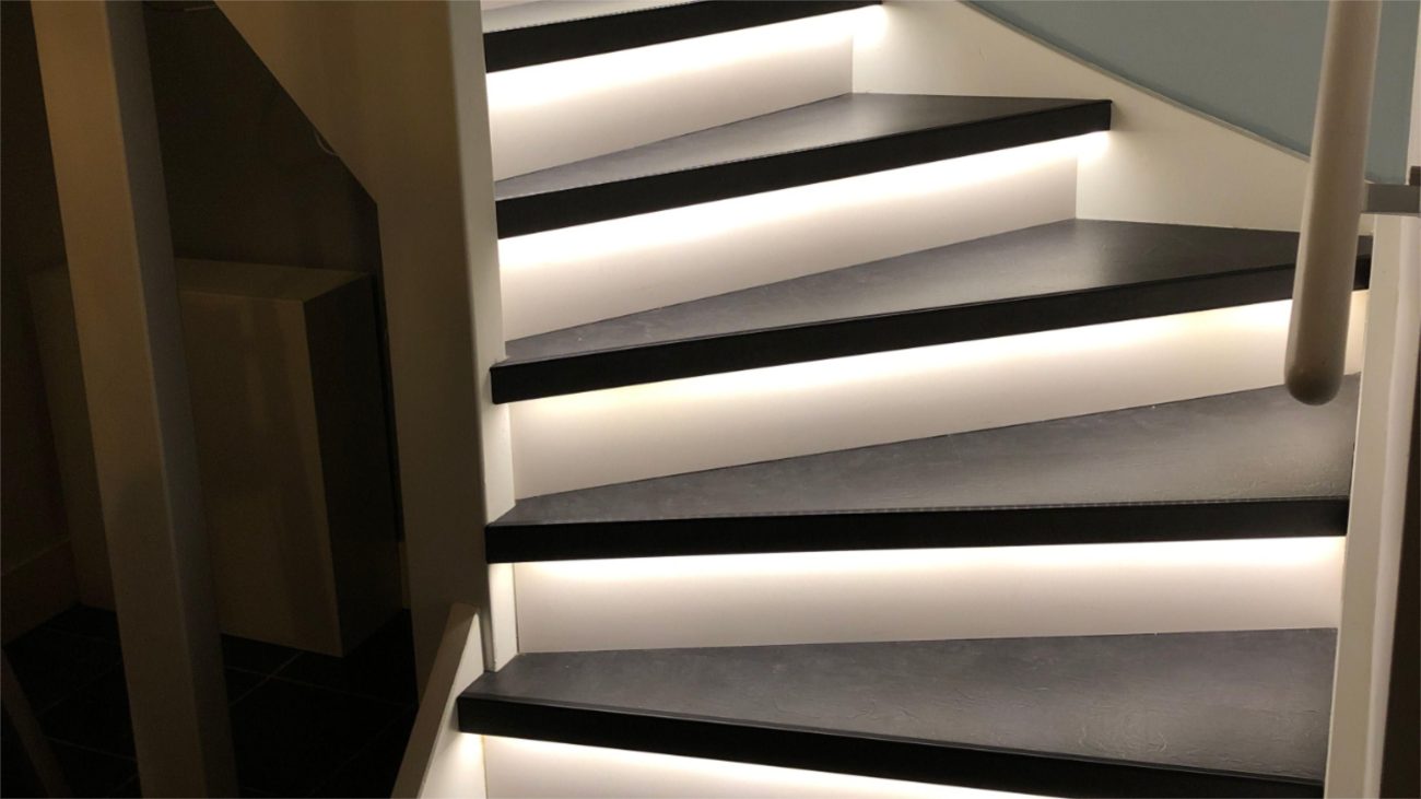 Diseño Creativo de Iluminación para Escaleras con Tiras LED: Explorando las Posibilidades Infinitas-Guía