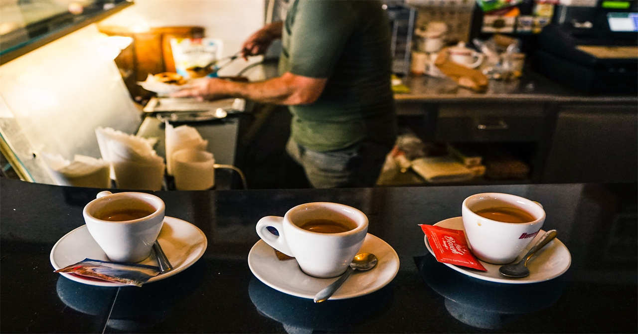 Iluminación en Cafeterías: Consejos para Crear un Ambiente Acogedor-Guía